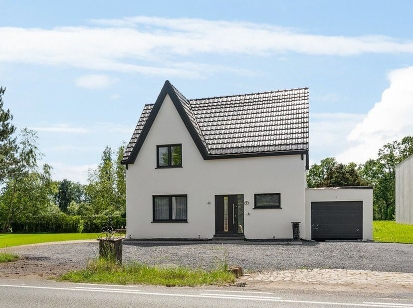 Op een centrale locatie te Heist-op-den-Berg bevindt zich deze recent gerenoveerde woning met 4 slaapkamers en zonnige tuin. U bevindt zich hier vlakb