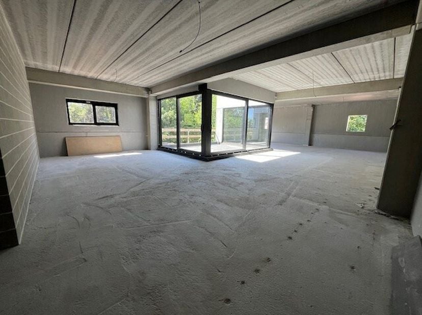 Momenteel casco kantoorruimte (ca 180 m²) met terras (ca 20 m²), gesitueerd op de eerste verdieping van een recente industriebouw in het kloppend hart