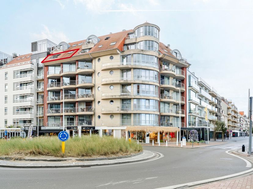 Ruim appartement met lateraal zeezicht in hartje Nieuwpoort-Bad. Dit verzorgd appartement uit 2005 bevindt zich in het bruisende centrum van Nieuwpoor