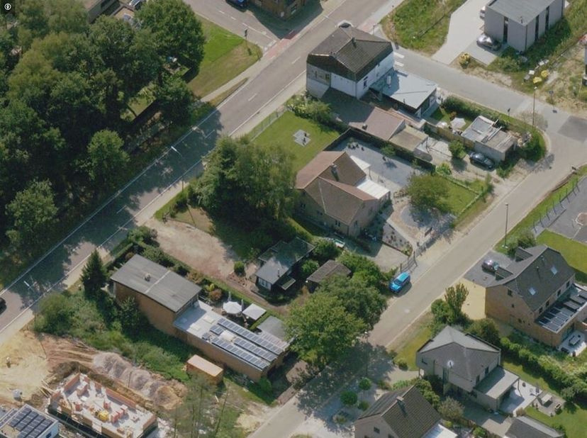 Bouwgrond voor Open bebouwing van 8a80ca te Genk.<br />
Omgeving: Deze bouwgrond is gelegen aan de Maaseikerbaan, net buiten het centrum van Genk. <br