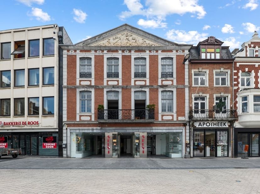 &amp;nbsp;Op een absolute toplocatie, op de Grote Markt (nr 20) in Sint-Truiden, bevindt zich dit uitzonderlijke en prestigieuze pand dat wonen en onderne
