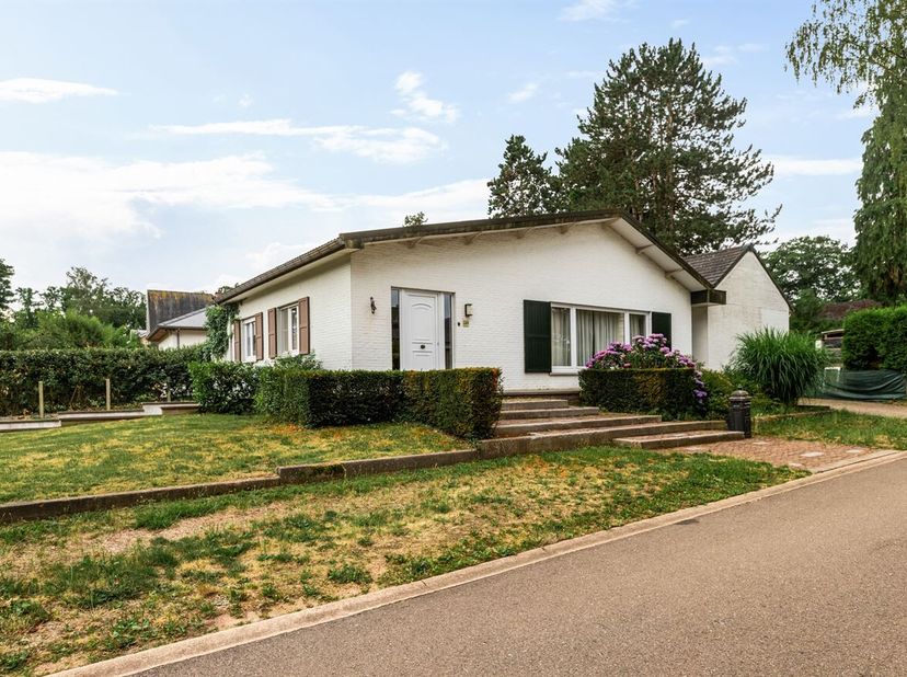 Ligging<br />
Gelegen in de residentiële wijk Grasbos te Molenstede (Diest), geniet deze bungalow van een rustige en groene woonomgeving met een uitst