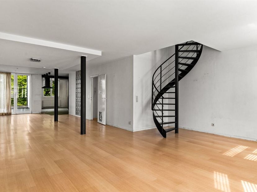 Woning met 4 slpk, garage en grote tuin te koop!<br />
Ligging:<br />
Deze woning is gelegen op een uiterst centrale locatie aan de Bruynlaan 42 in Wi