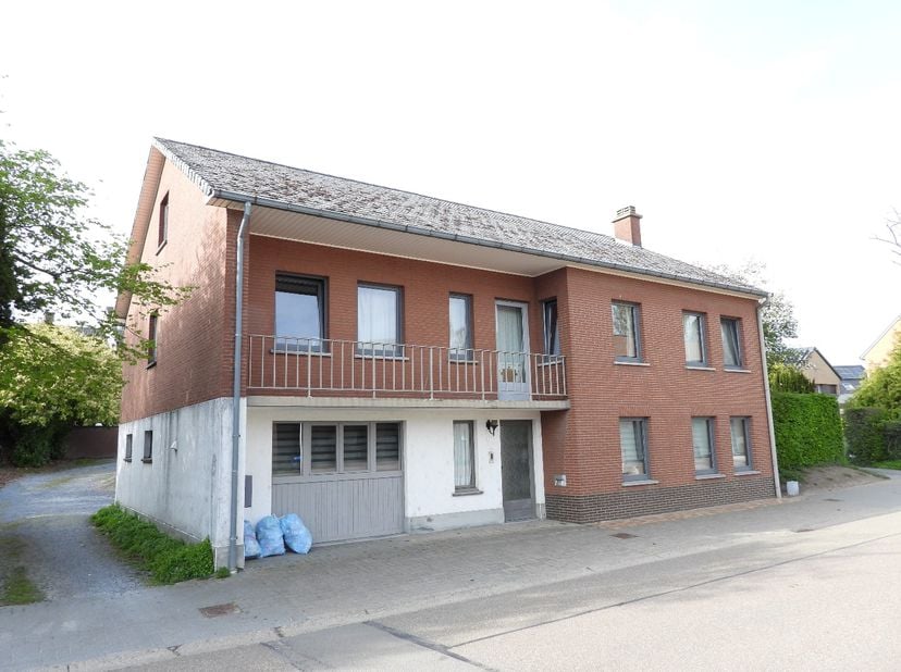 appartement : hal, living, keuken, berging, twee slaapkamers, badkamer en garage