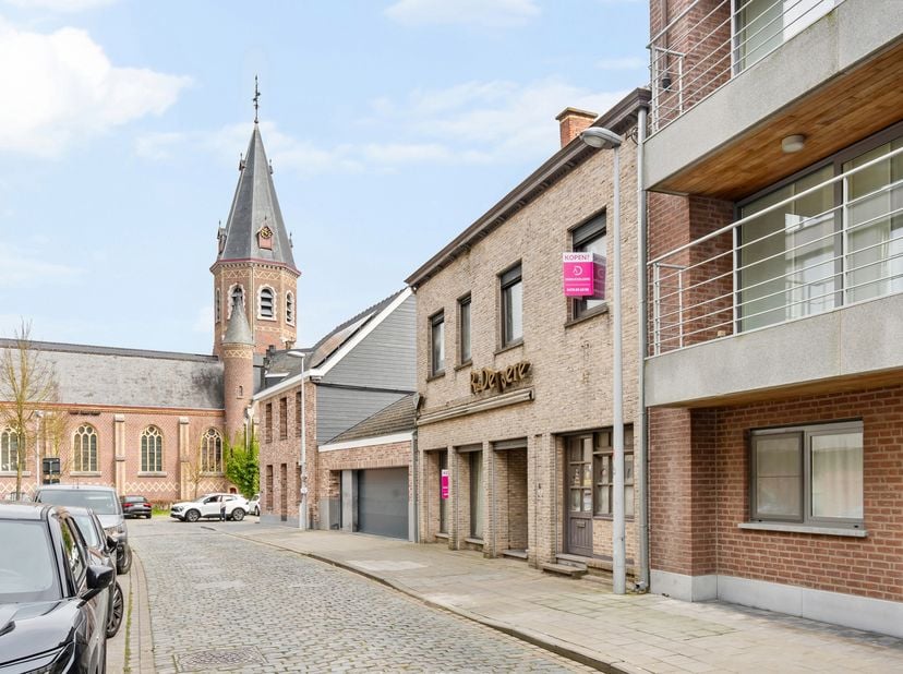 Deze woning is gelegen in het centrum van Ootnieuwkerke.<br />
Op de gelijkvloerse verdieping is volgende indeling aanwezig: inkomhal, 2 grote handels