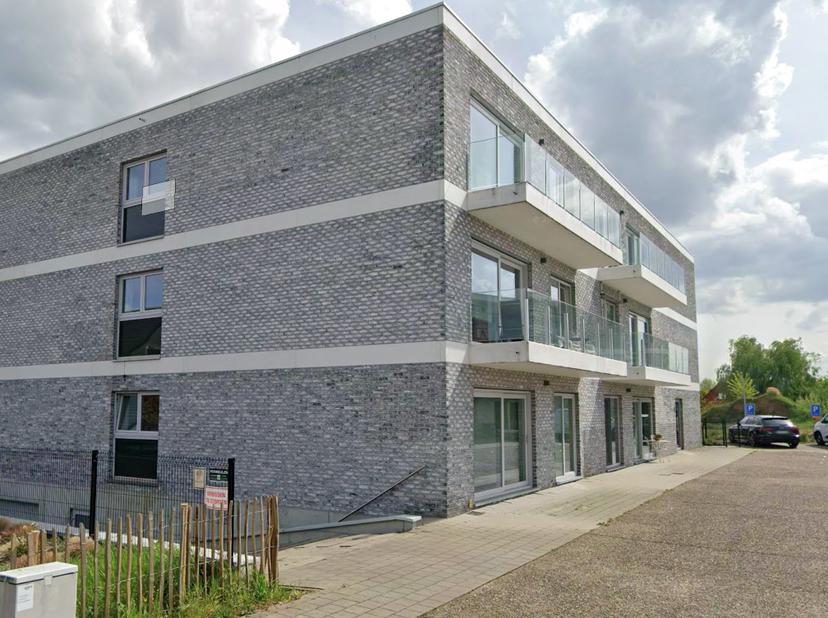 Recent appartement te huur in Harelbeke. Een lichtrijk en ruim 1 slaapkamer appartement met extra berging en parkeerplaats. Bij het binnenkomen van he