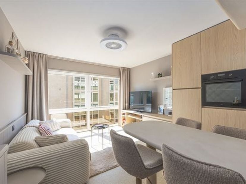 Een uitzonderlijk stijlvolle studio waar luxe, verfijning en wooncomfort perfect samenkomen. De volledige inrichting werd tot in het kleinste detail u