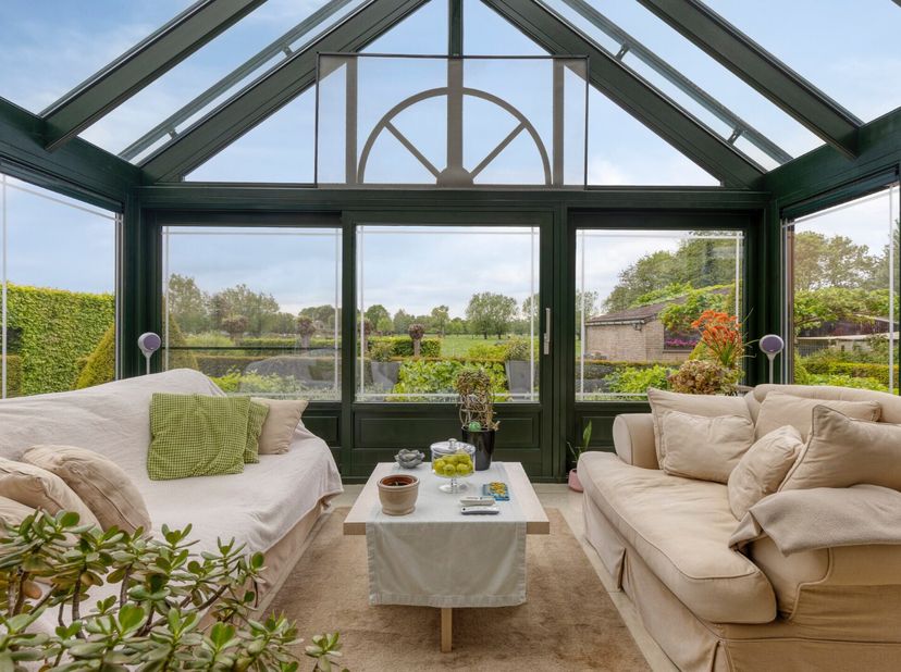 Op zoek naar een ruime woning te koop in Oudenburg met een uitstekende ligging, veel leefruimte en een mooie tuin? Dan is deze verzorgde halfopen bebo