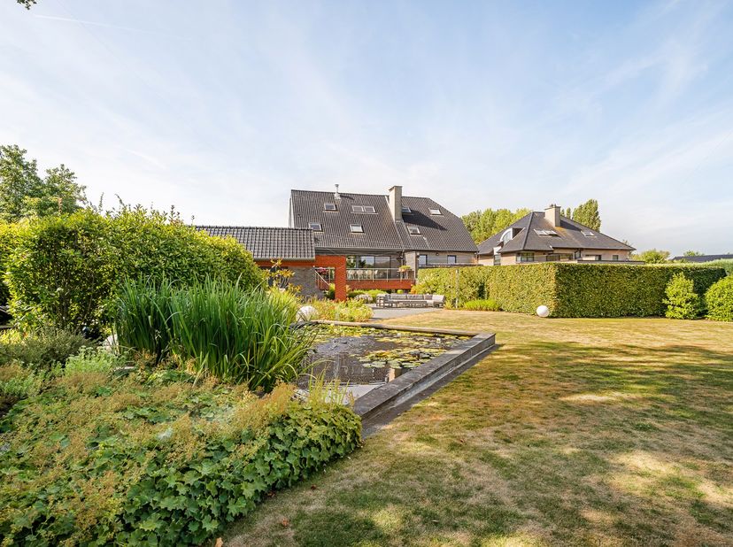 Deze woning verrast vanaf het eerste moment. Achter de discrete gevel schuilt een bijzonder ruim, modern en uiterst praktisch ingedeeld woonhuis waar