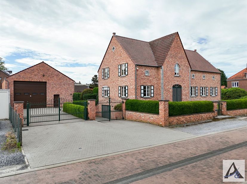 EXCLUSIEVE LANDELIJKE VILLA MET 387 M² WOONOPPERVLAKTE, KELDER VAN 193 M², LOODS VAN 150 M² EN PERCEEL VAN 17A 47CA<br />
<br />
Welkom in deze impo