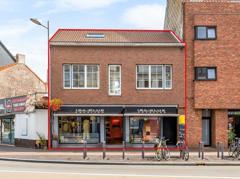 Immeuble de rapport en grande partie loué<br />
Situation : centre de Kapellen, à proximité des transports en commun, de la gare et des commerces<br /