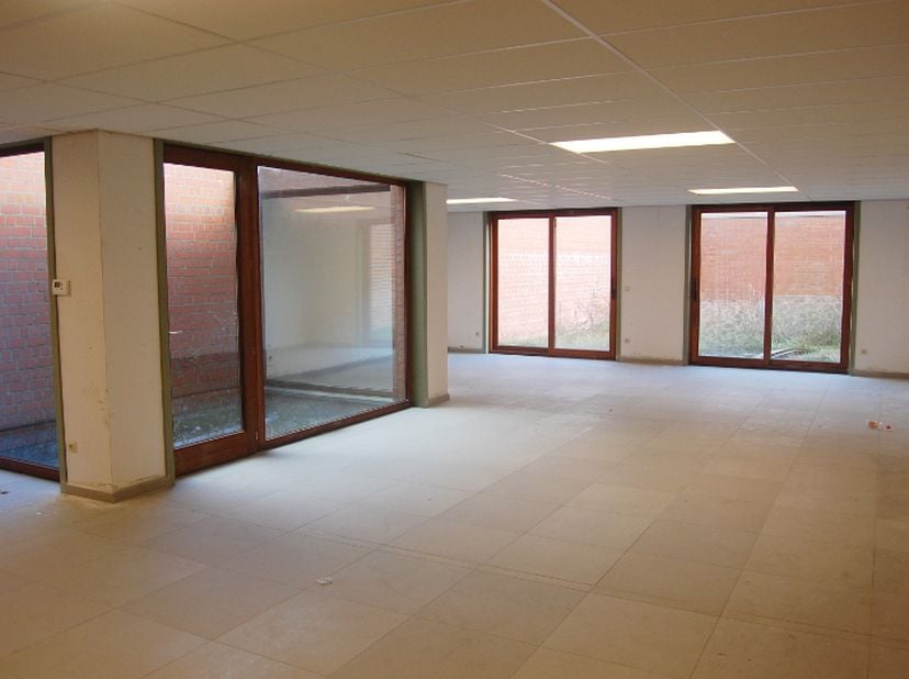 Dit ruim pand (190 m²) die momenteel dienst doet als handelspand kan worden omgevormd tot ruim appartement met loft gevoel met patio en zuidgerichte t