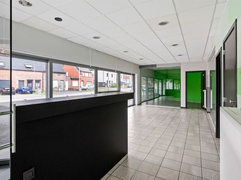 Op een gunstige locatie in Grobbendonk bevindt zich dit veelzijdige handelspand met ruime woonst. Het pand combineert een handelsruimte van ca. 200 m²