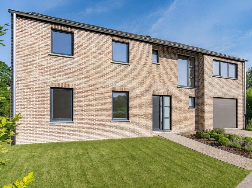 ERA B-LUX heeft het genoegen u deze nieuwbouwwoning van meer dan 190 m² bewoonbare oppervlakte aan te bieden, ideaal gelegen in het charmante gehucht