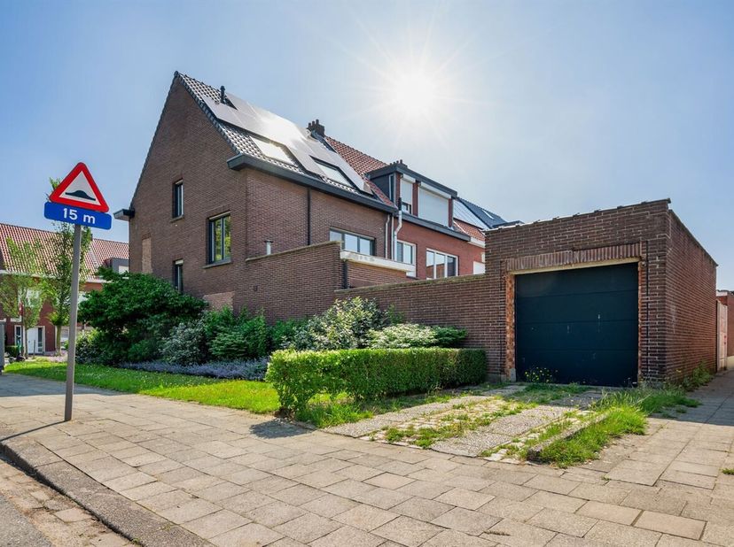 Het pand is gelegen aan de Kruisboogstraat 2, in een rustige en hoofdzakelijk residentiële woonwijk van Ekeren. De straat bevindt zich in een kindvrie