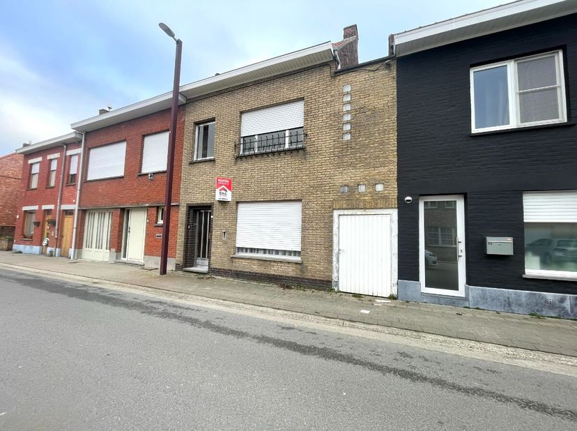 Dadizele - Maison majestueuse à vendre avec hangar de 157m² et sortie dans le centre de Dadizele. Cette maison offre un très grand potentiel. 2 chambr