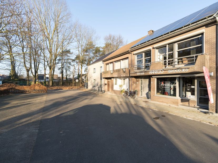 Deze handelsruimte met horeca-uitbating is centraal gelegen op een boogscheut van het centrum van Geel. De handelsruimte is momenteel ingericht als fr