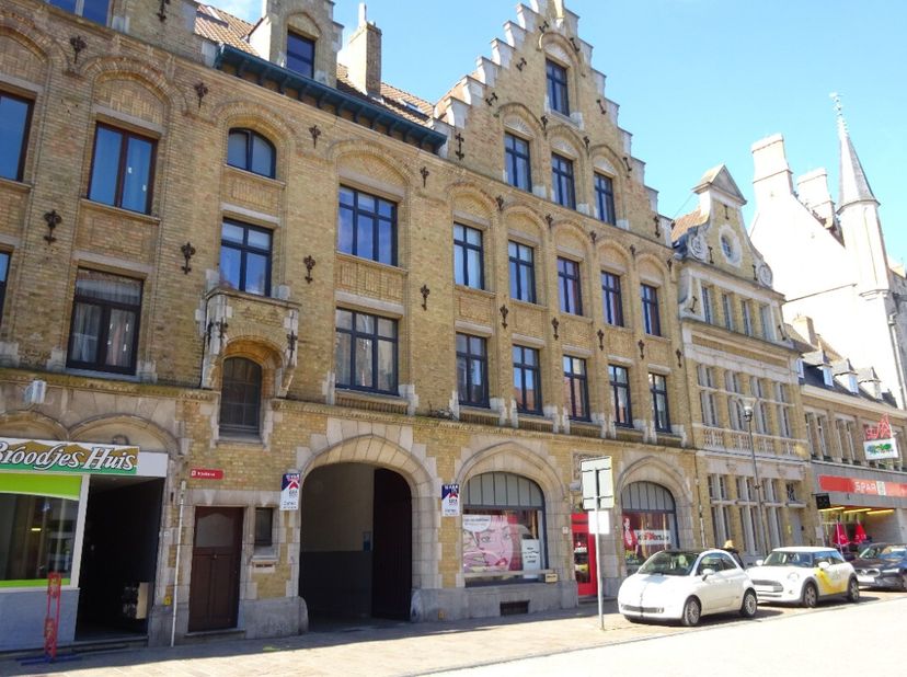 Te huur: verzorgd gesloten appartement in het centrum van Ieper, op korte wandelafstand van winkels, horeca en openbaar vervoer. Dit appartement biedt