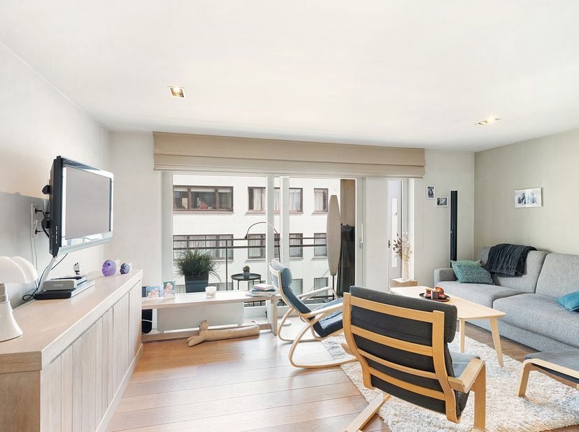 Appartement moderne et meublé situé dans un petit immeuble récent, dans un emplacement central près du centre-ville et de la plage Albert. Composition