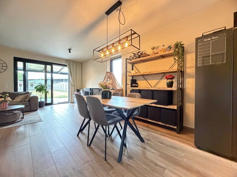 Deze recente woning ligt in een verkeersluwe schoolomgeving. De woning is mooi afgewerkt en goed onderhouden.<br />
<br />
De indeling is praktisch me