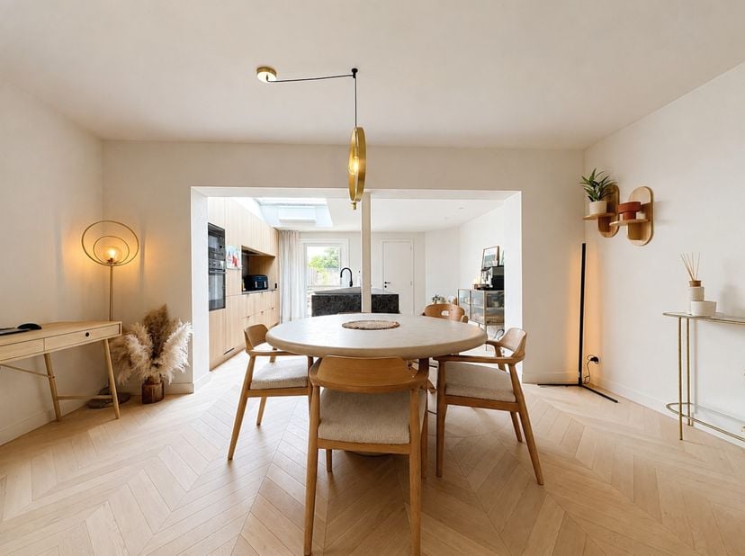 Deze instapklare woning werd in 2025 volledig gerenoveerd en is afgewerkt met alle hedendaagse comfort. De centrale, maar rustige ligging in Nieuwpoor