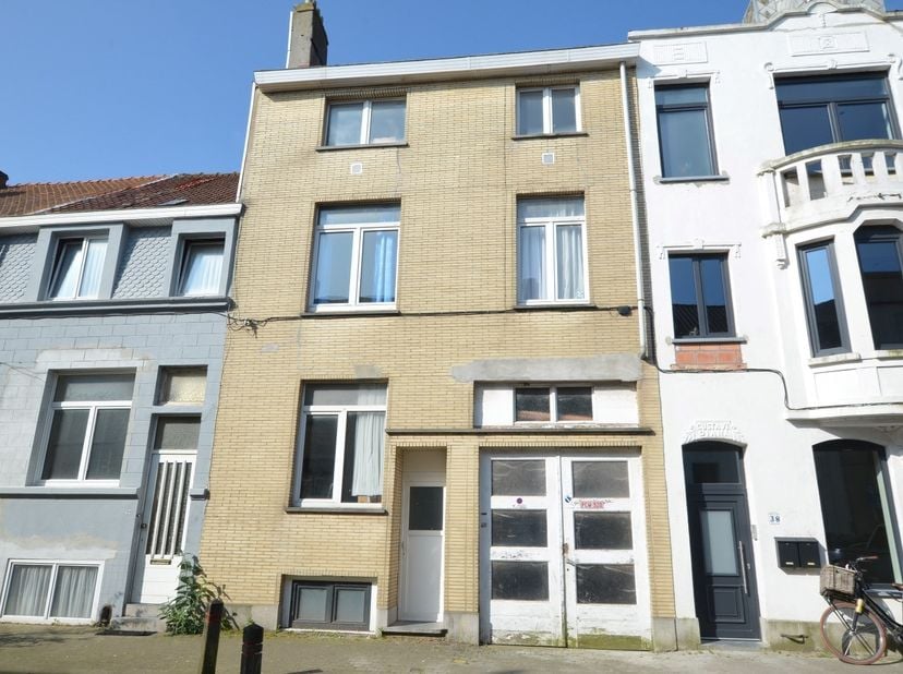 VRAAGPRIJS : €239.000<br />
<br />
Rustig gelegen ruim pakhuis/garage (165m²) met twee erkende appartementen.<br />
<br />
Indeling:<br />
<br />
*gro