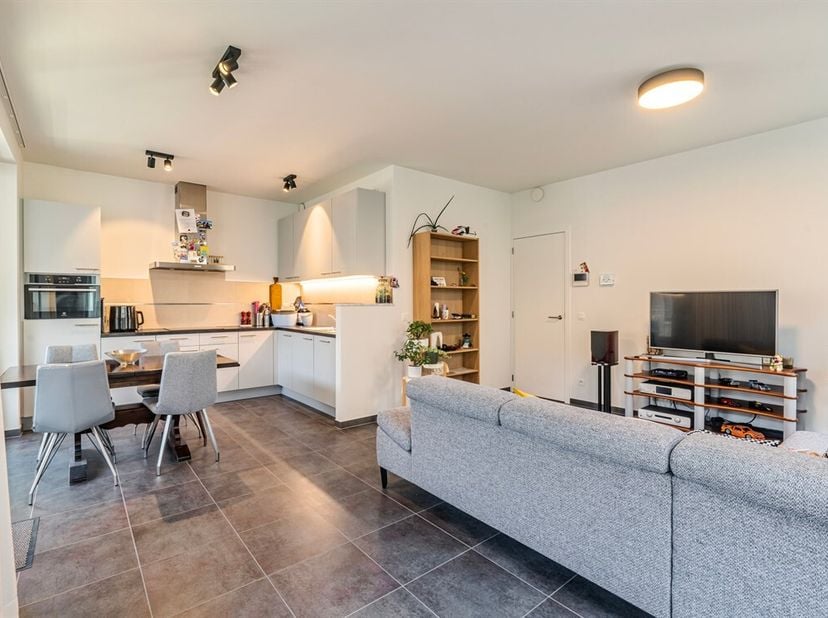 Modern en instapklaar 2 slaapkamer appartement in de Regattawijk met autostaanplaats<br />
Ontdek dit modern en instapklaar appartement, gelegen in de