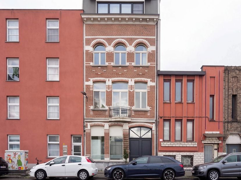 Welkom in de Tweemontstraat. Van buiten zie je een statige gevel. Binnenin ontdek je 296m2 aan mogelijkheden!<br />
De eerste deur die je tegenkomt? D