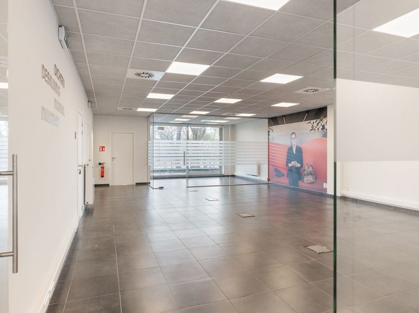 Ontdek deze mooie kantoorruimte van 152 m², gelegen op het gelijkvloers met een aangenaam uitzicht op het Hansenspark. Dankzij de uitstekende ligging
