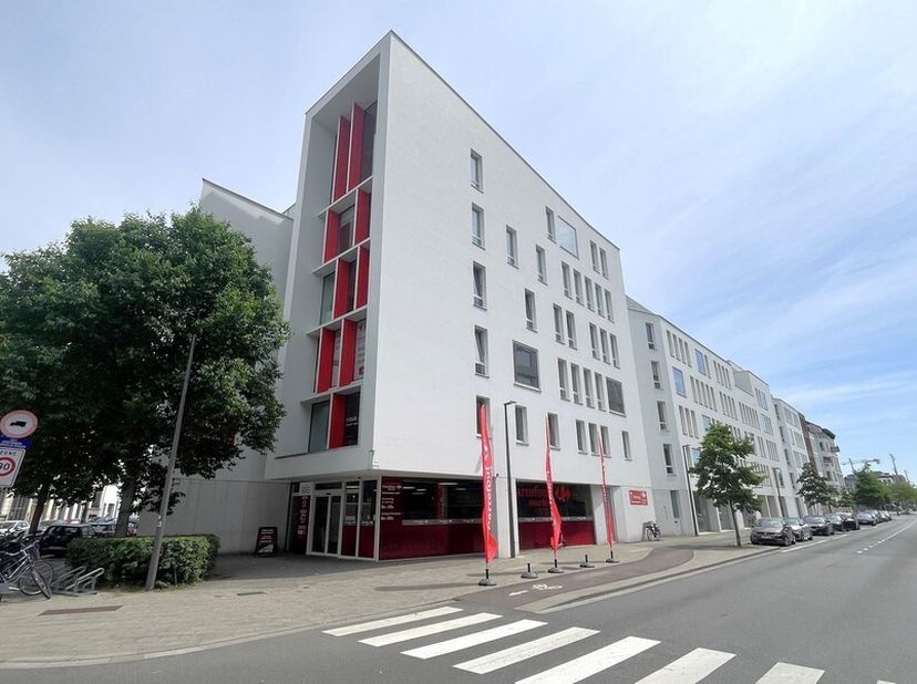 Superficie de bureau de 311m² au 2ème étage (extensible à 769m²)<br />
Emplacement : Proche de l'A12, de l'E19, de l'E17 et du ring; près du boulevard