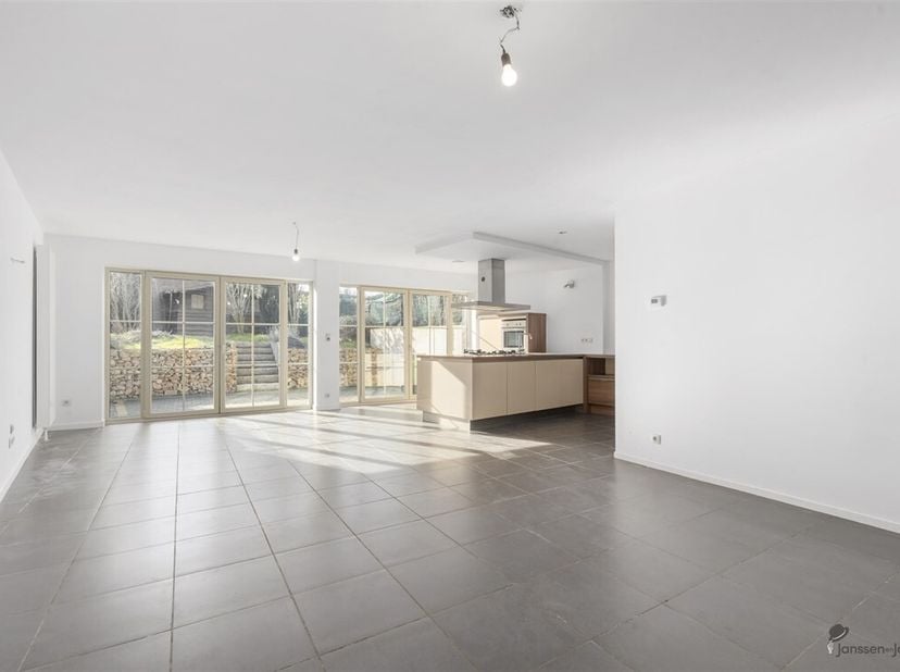 Gelegen in de rustige omgeving van Heers, aan de Truyerstraat 4A bus 1, biedt dit moderne en verzorgde appartement een bewoonbare oppervlakte van ca.