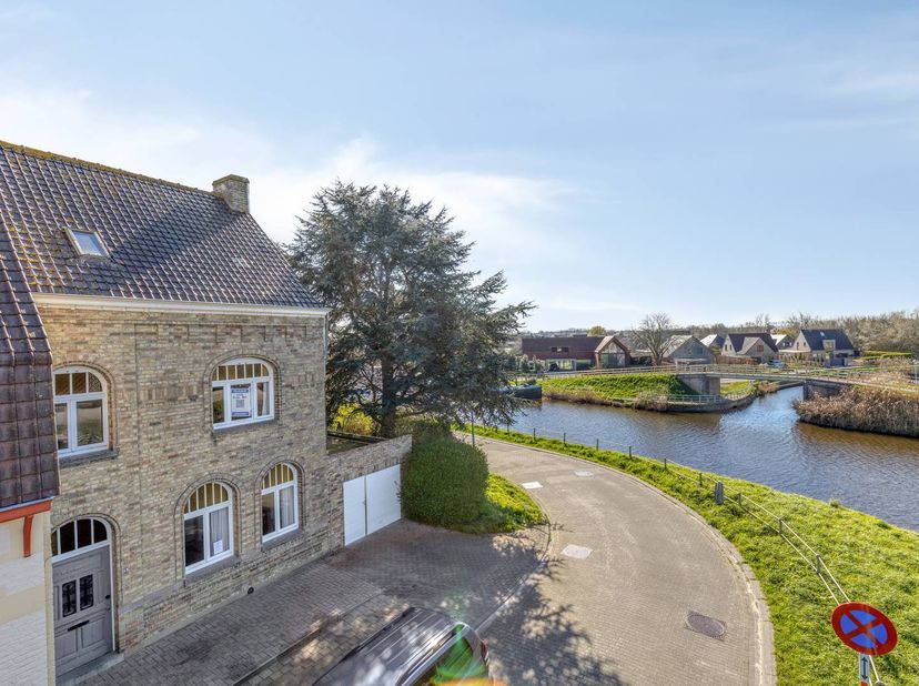 Deze ruime karakterwoning, gelegen aan het rustige Jaagpad te Veurne, biedt een prachtig open zicht op de Duinkerkevaart en bevindt zich op wandelafst