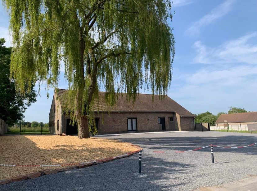 Jolie salle de réception avec habitation, accueillante et située dans un cadre très agréable.<br />
Salle à louer pouvant convenir pour réception de m