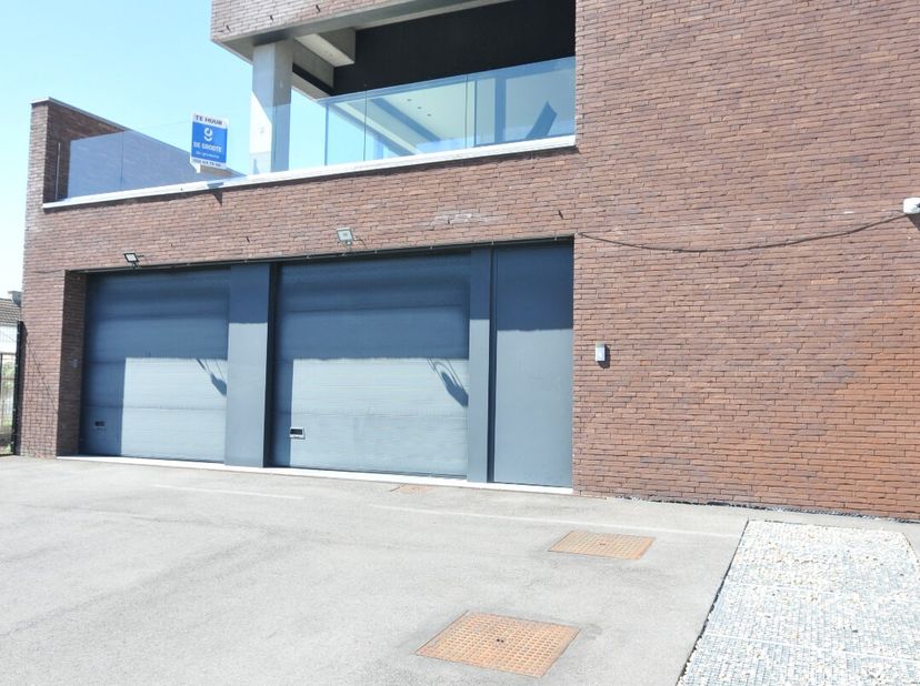In deze woning van 2019 werd niets aan het toeval overgelaten: verwarming en warmwater met zonneboiler, elektrische gordijnen, LED verlichting, elektr