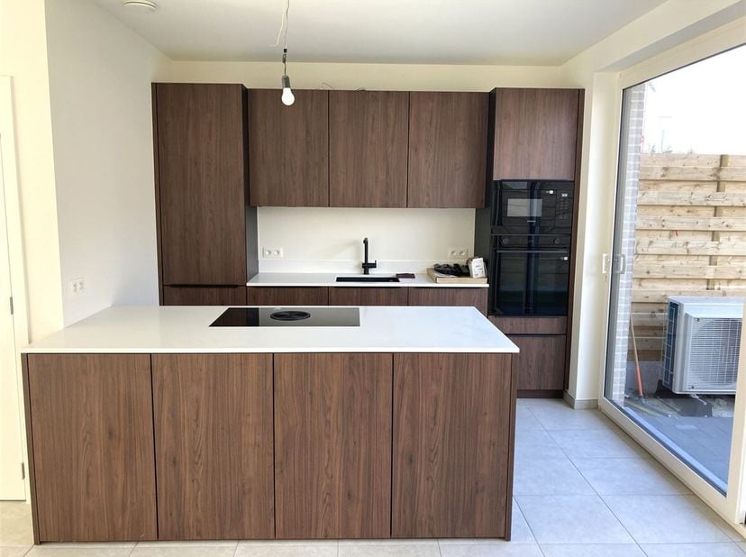 BEN maison avec 4 chambres, terrasse et jardin<br />
Situation : Projet résidentiel situé au calme dans un quartier accueillant pour les enfants, à di