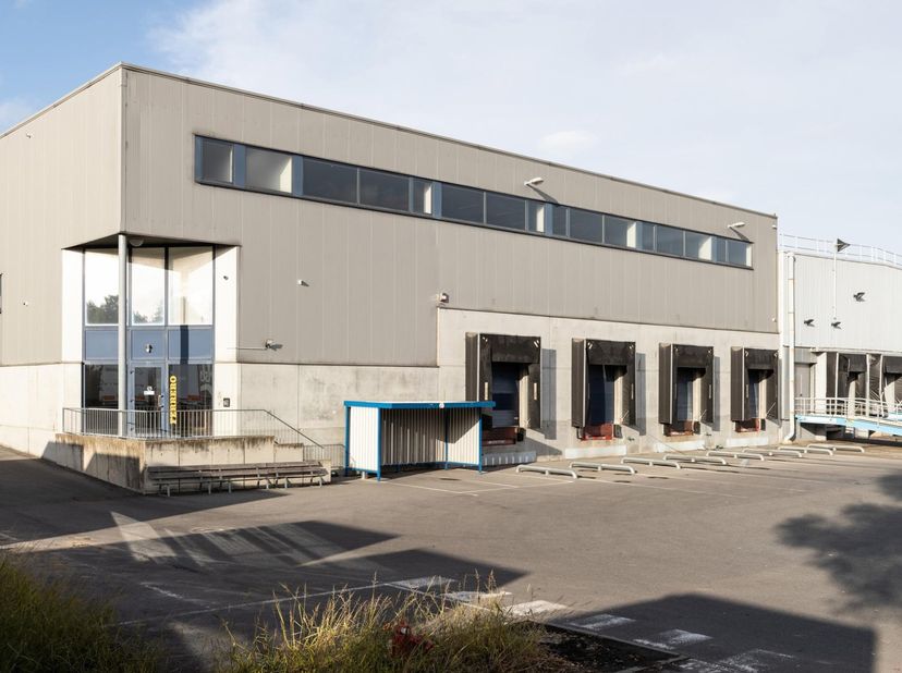 Bureaux prêts à l’emploi de 620 m² à louer<br />
Ces bureaux spacieux et immédiatement exploitables bénéficient d’une excellente situation, à seulemen