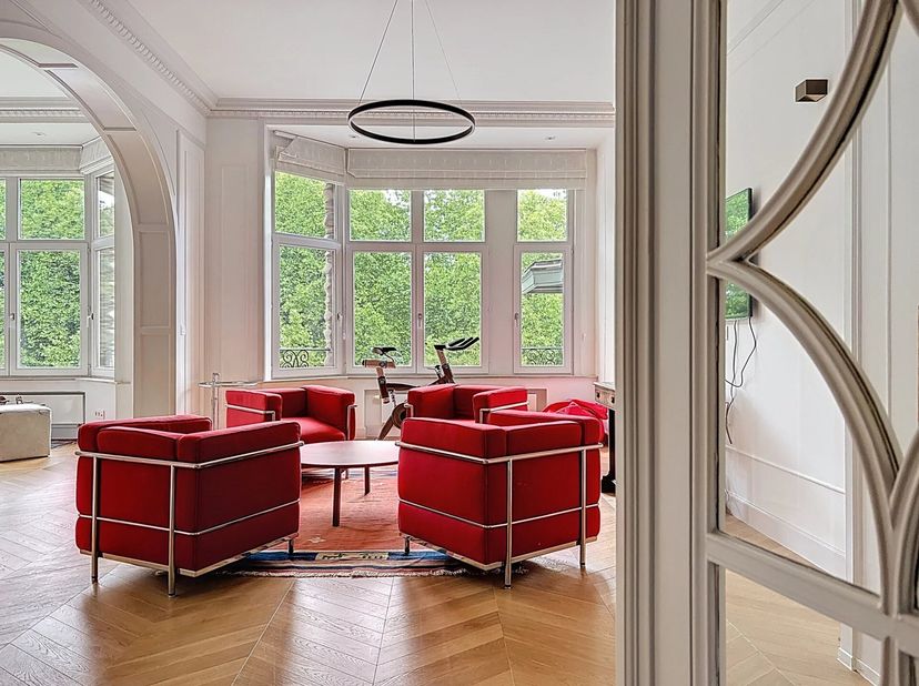 Barnes biedt exclusief dit prachtige appartement aan in een prestigieus gebouw uit 1925 dat op de monumentenlijst staat. Met uitzicht op de Abdij van
