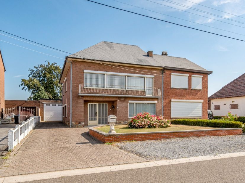 Deze charmante gezinswoning gelegen in Tongeren-Borgloon (Rijkel) is ideaal voor wie op zoek is naar een ruime woning met een grote tuin in een verkee