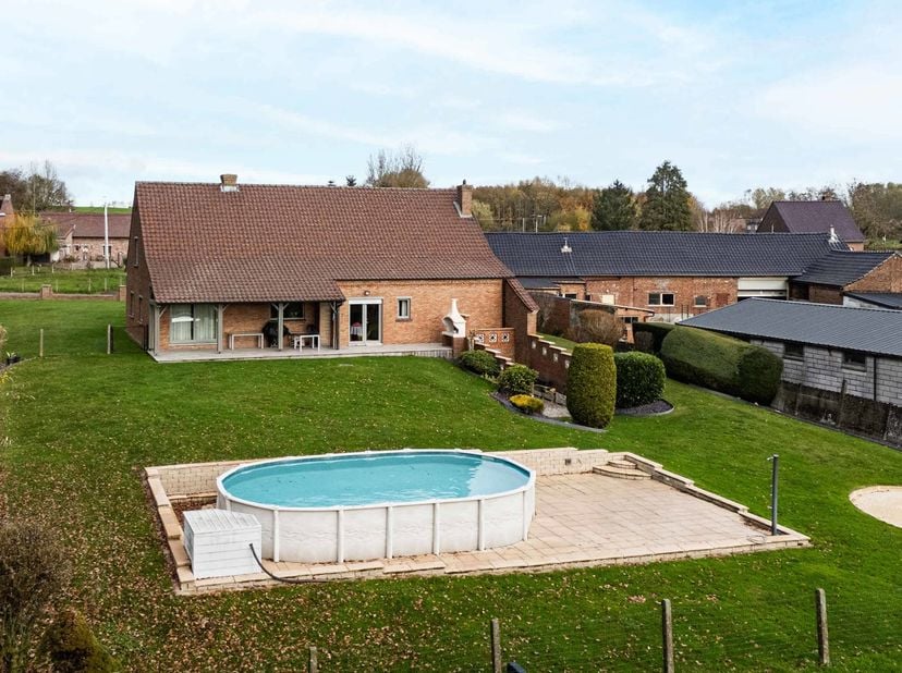 Ben je op zoek naar een stevig gebouwd en uitstekend onderhouden huis met enorme mogelijkheden? Ontdek dan deze woning op een indrukwekkend perceel va