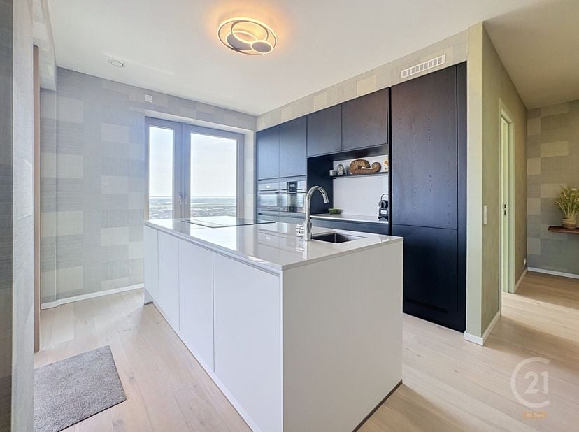 Situé au 17ᵉ étage d'une résidence contemporaine construite en 2025, ce magnifique appartement d'angle bénéficie d'une situation privilégiée dans la T