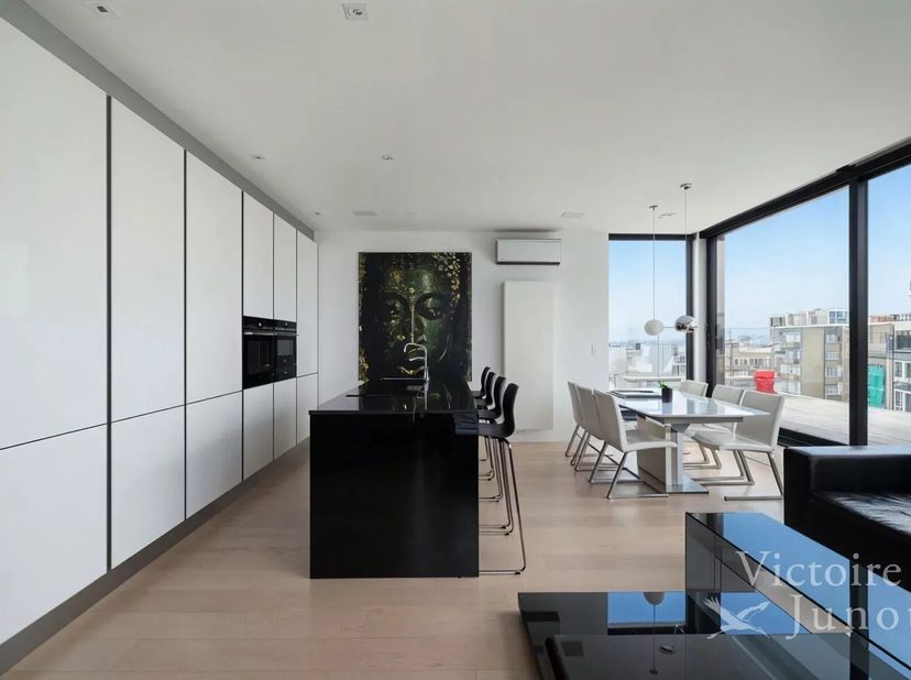 Gelegen in het hart van de meest trendy wijk van de hoofdstad bevindt dit uitzonderlijke penthouse van 150 m² (EPC/PEB) zich op de 5de en hoogste verd