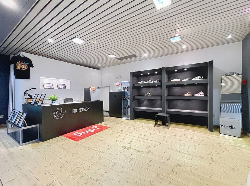 Le bâtiment comprend un espace commercial ouvert avec une salle de stockage. <br />
<br />
Détails : <br />
- économe en énergie (label A) <br />
- él