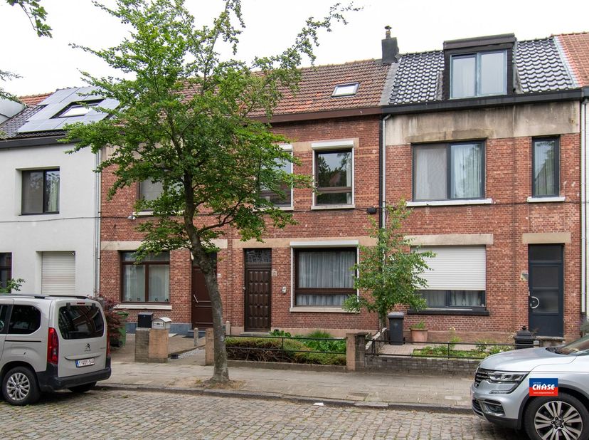 MERKSEM | TE RENOVEREN GEZINSWONING MET VIER SLAAPKAMERS, GROTE TUIN EN GARAGEBOX OP GUNSTIGE LIGGING | EPC E |<br />
Indeling als volgt: inkomhal me
