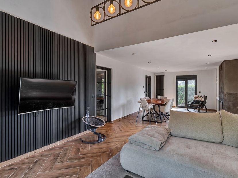 Voor meer info of een bezoek, bel 054 69 39 39 - Deze levensloopbestendige woning onderging recent een grondige renovatie met kwalitatieve materialen.
