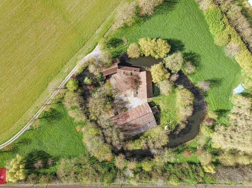 Partiellement&amp;nbsp;entourée d'eau, l'ancienne ferme des Drumes à été rénovée en 1986.&amp;nbsp; Comprenant : hall d'entrée, cuisine spacieuse, buanderie,