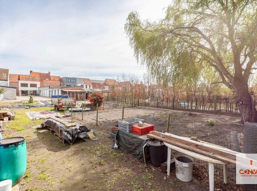 Bent u opzoek naar een opbrengsteigendom in Eeklo? Dan is dit pand, onderverdeeld in&amp;nbsp;een woon(handels)huis met garage + 13 garageboxen + een ruim