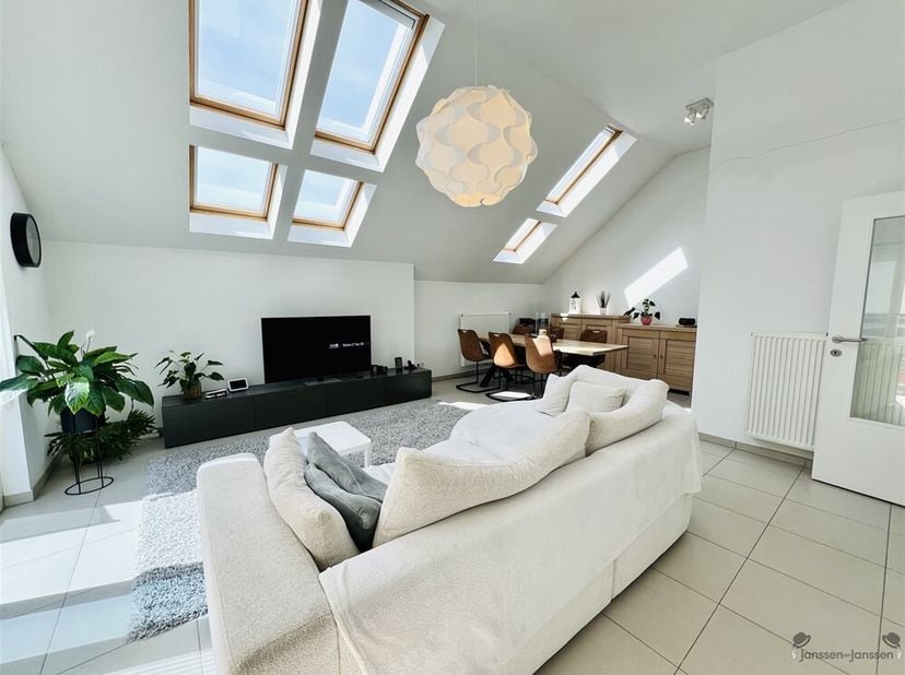 Bienvenue dans ce magnifique appartement situé à Hamme, au 2e étage (disponible à partir du 16/07/26)<br />
L'appartement dispose de deux chambres bai