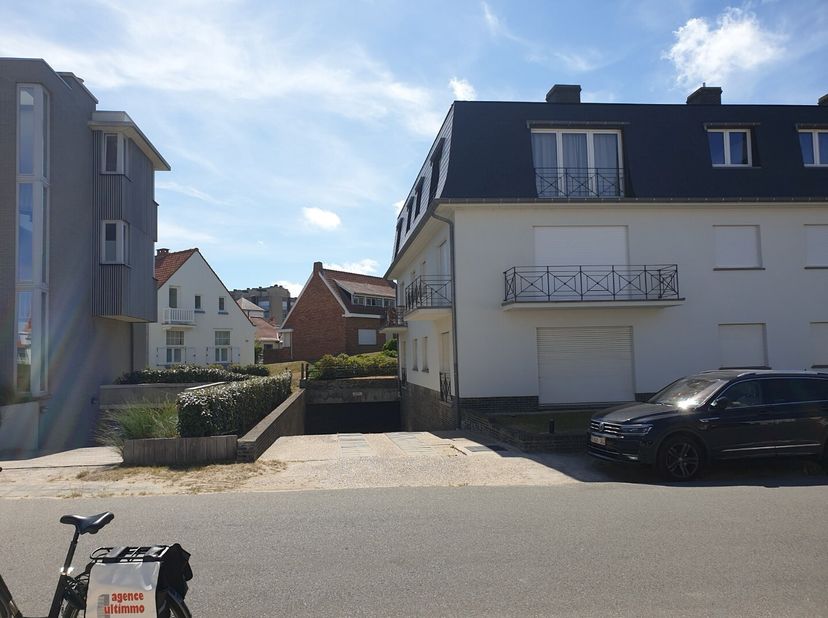 Afgesloten garagebox op 200 m van de zeedijk in Koksijde in de Rousseaulaan.<br />
Lengte 5.20 m, breedte: 2.75 m, hoogte 1.80 m.