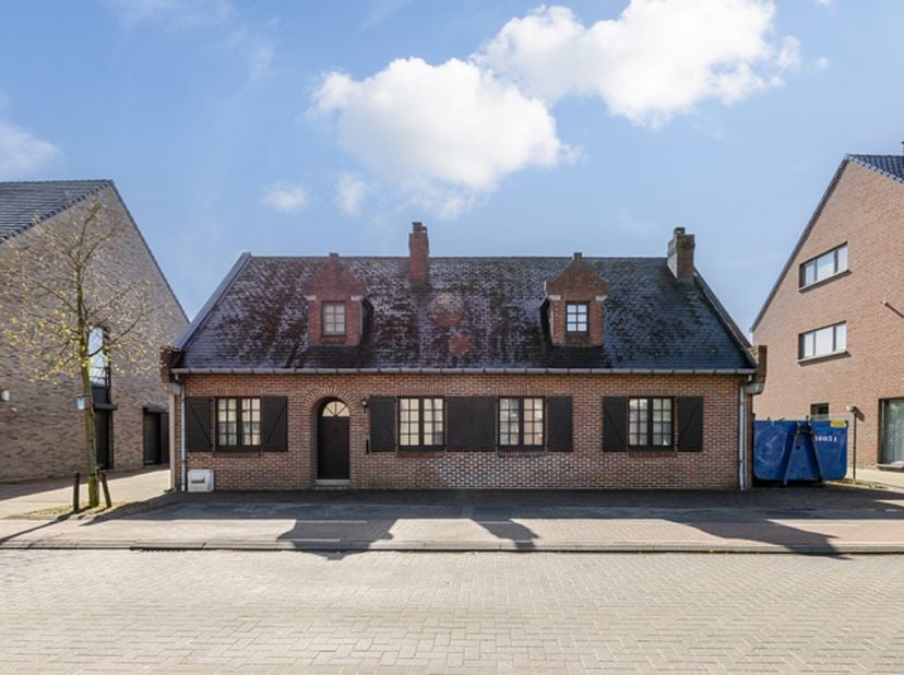 CHARMANTE WONING te Peer - <br />
<br />
Open bebouwing, 794/T/P0000, 13a85ca. <br />
Niet-asbestveilig. <br />
EPC: 631 kWh/m², label F, renovatiever