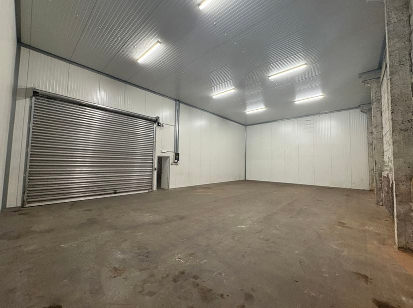 Dit magazijn van ca. 170 m² bevindt zich in het industriepark AQUAPOLIS, aan de vernieuwde Metropoolstraat in Schoten. De uitstekende ligging biedt ee
